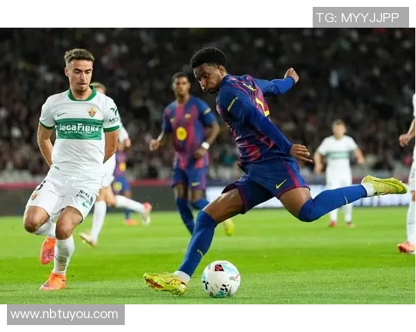 巴萨球星打足球展现团队默契与个人技巧全面解析